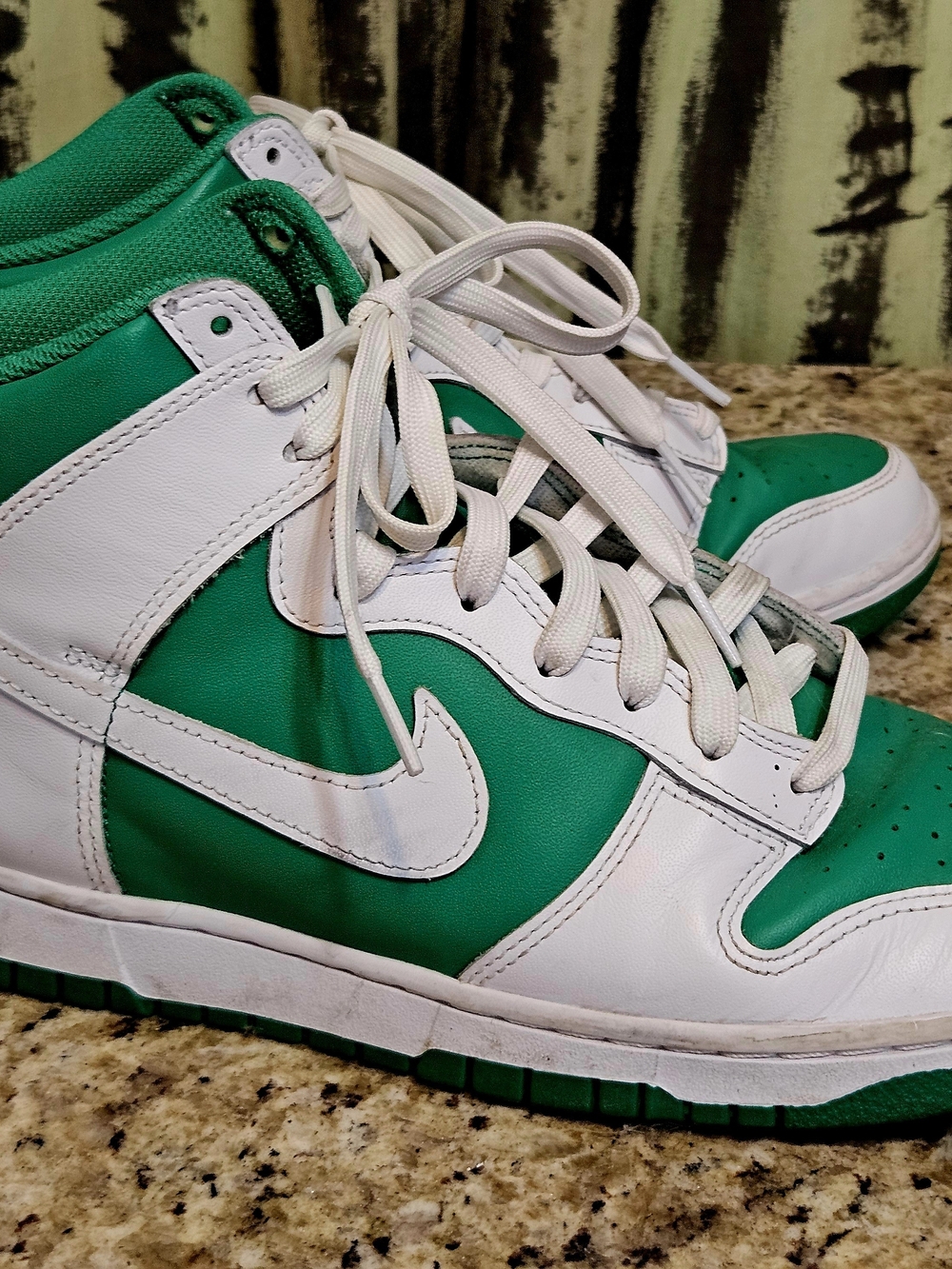 Nike Men's Green and White High-Top Athletic Shoes Leather Sz 9.5
